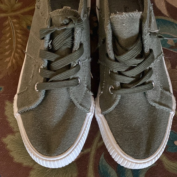 Tommy Bahama Distressed Sneakers - Picture 10 of 16